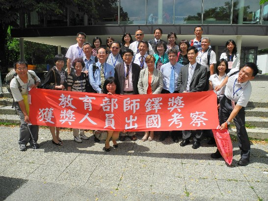 駐慕尼黑辦事處鄭處長兆元於101年6月21日陪同教育部100年度師鐸獎第三梯獲獎人員等乙行參訪德國學校,並與團員合影留念!