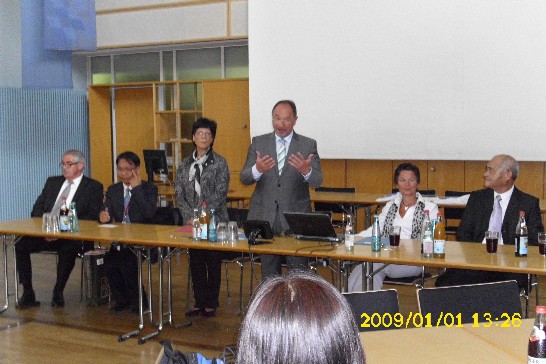 駐慕尼黑辦事處於101年7月11日派員陪同新北市三民高中張學務主任榮焜等乙行及Kempfenhausen文科中學校長Liebl與師生拜會史坦堡縣縣長Roth!