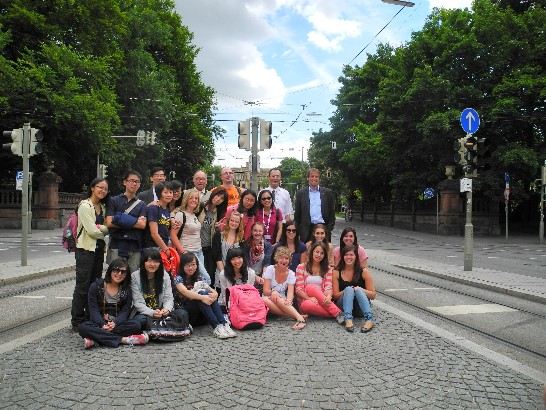 高雄文藻外語學院師生與巴伐利亞邦Straubin市Ursulinen女子高中辦理互訪活動，並於101年6月26日訪問慕尼黑。