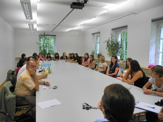 高雄文藻外語學院師生與巴伐利亞邦Straubin市Ursulinen女子高中辦理互訪活動，並於101年6月26日與巴伐利亞邦教育廳官員座談。