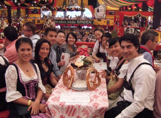 德國台灣商會聯合會青商會於101年9月23日假慕尼黑舉辦"啤酒節暢遊"活動!