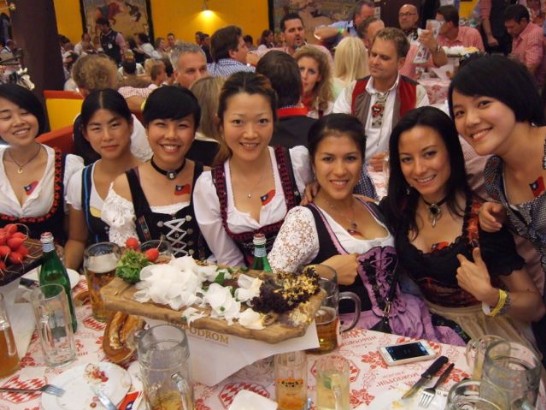 德國台灣商會聯合會青商會於101年9月23日假慕尼黑舉辦"啤酒節暢遊"活動!