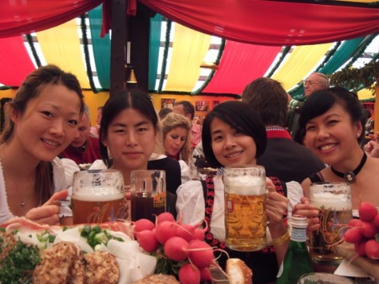 德國台灣商會聯合會青商會於101年9月23日假慕尼黑舉辦"啤酒節暢遊"活動!