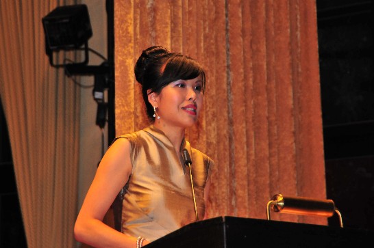 駐慕尼黑辦事處於102年10月10日假慕尼黑Kuenstlerhaus宴會廳舉辦慶祝中華民國102年雙十國慶酒會,會中邀請歐洲青商會翁榮譽主席靖欣以"生活在兩種文化中"為題發表演講!