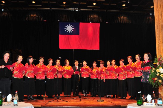 駐慕尼黑辦事處於102年10月10日假慕尼黑Kuenstlerhaus宴會廳舉辦慶祝中華民國102年雙十國慶酒會,會中邀請"中華婦女聯合會南德支會合唱團"表演!