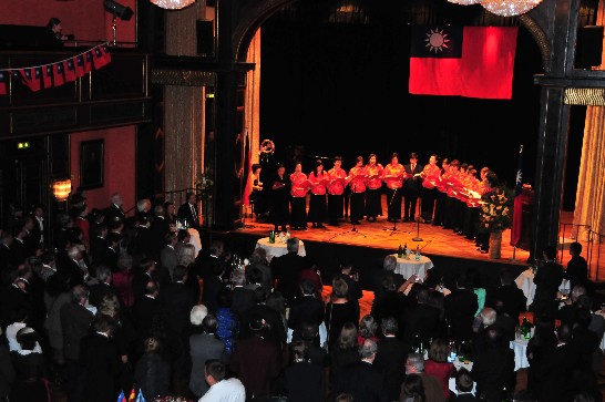 駐慕尼黑辦事處於102年10月10日假慕尼黑Kuenstlerhaus宴會廳舉辦慶祝中華民國102年雙十國慶酒會,會中邀請"中華婦女聯合會南德支會合唱團"表演!