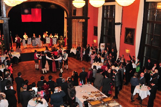 駐慕尼黑辦事處於102年10月10日假慕尼黑Kuenstlerhaus宴會廳舉辦慶祝中華民國102年雙十國慶酒會,會中邀請德南知名"Tutzinger Gilde民俗舞樂團"表演!