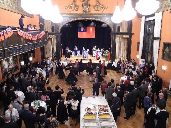駐慕尼黑辦事處於102年10月10日假慕尼黑Kuenstlerhaus宴會廳舉辦慶祝中華民國102年雙十國慶酒會,會中邀請德南知名"Tutzinger Gilde民俗舞樂團"表演!