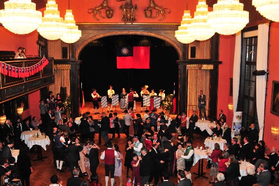 駐慕尼黑辦事處於102年10月10日假慕尼黑Kuenstlerhaus宴會廳舉辦慶祝中華民國102年雙十國慶酒會,會中邀請德南知名"Tutzinger Gilde民俗舞樂團"表演!