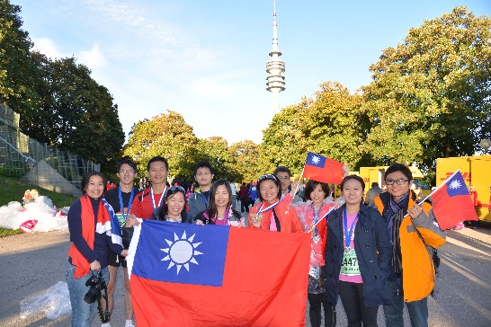駐慕尼黑辦事處游組長淑琪於102年10月13日慕尼黑馬拉松賽場與我參賽選手及僑胞合影留念!
