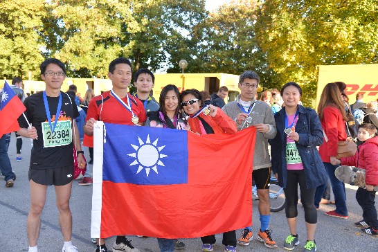 駐慕尼黑辦事處游組長淑琪於102年10月13日慕尼黑馬拉松賽場與我參賽選手及僑胞合影留念!