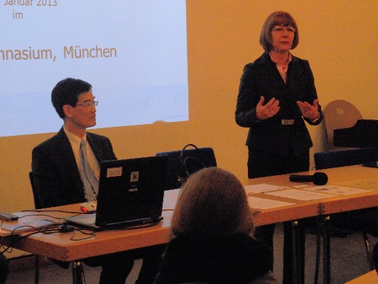 駐慕尼黑辦事處鄭處長兆元於102年1月9日前往德國巴伐利亞邦Michaeli文科中學進行國情簡介,與該校校長Loders女士合影留念!