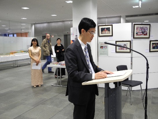 紐倫堡暨愛爾蘭根臺灣婦女會及駐慕尼黑辦事處於102年10月17日下午5時假巴伐利亞邦愛爾朗根市（Erlangen）市政大廰舉行「台灣新移民照片展」開幕酒會,鄭處長兆元出席並致歡迎詞!