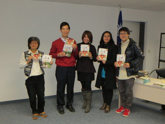 德國台灣協會中南區分會於102年12月7日周六下午2時假駐慕尼黑辦事處舉辦"夢想德國"新書發表暨義賣公益活動,鄭處長兆元出席並與參與者合影留念!