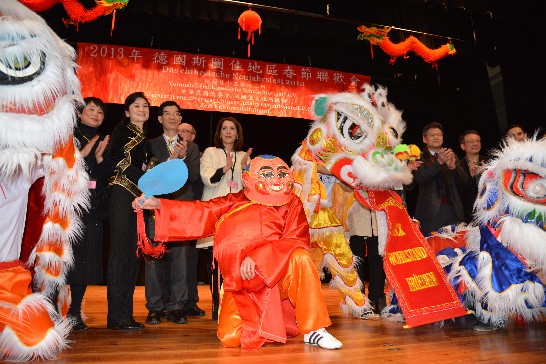 駐慕尼黑辦事處鄭處長兆元夫婦出席102年2月24日斯圖佳中文學校所辦"102年春節聯歡會"!