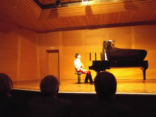 好海洋音樂暨表演藝術推廣協會於102年4月20日舉辦｢從原鄉看世界｣-帖木‧尤幹（黃康）鋼琴獨奏會!