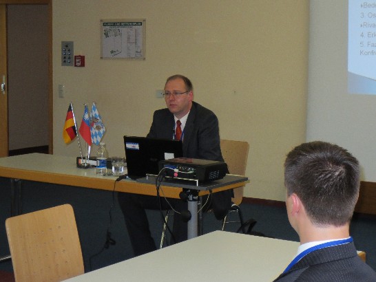 駐慕尼黑辦事處於102年6月21至22日舉辦第3屆「德國留台校友會」,會中邀請德國Trier大學政治系教授暨著名中國問題專家Dr. Dirk Schmidt，就東南海緊張情勢（Spannungsraum Süd- und Ostchinesisches Meer）作專題演講!