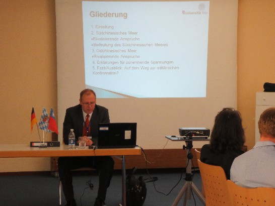 駐慕尼黑辦事處於102年6月21至22日舉辦第3屆「德國留台校友會」,會中邀請德國Trier大學政治系教授暨著名中國問題專家Dr. Dirk Schmidt，就東南海緊張情勢（Spannungsraum Süd- und Ostchinesisches Meer）作專題演講!