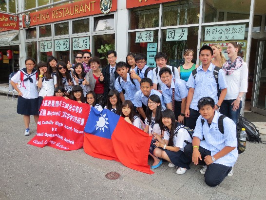 駐慕尼黑辦事處鄭處長兆元於102年7月15日接見Michaeli文科中學及台南德光中學師生等乙行!