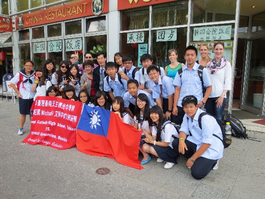 駐慕尼黑辦事處鄭處長兆元於102年7月15日接見Michaeli文科中學及台南德光中學師生等乙行!