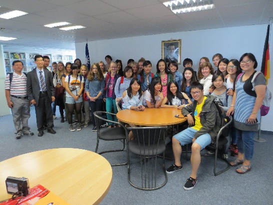 駐慕尼黑辦事處鄭處長兆元於102年7月4日接見Seligenthal文科中學及文藻外語學院師生等乙行!