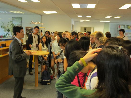 駐慕尼黑辦事處鄭處長兆元於102年7月4日接見Seligenthal文科中學及文藻外語學院師生等乙行!