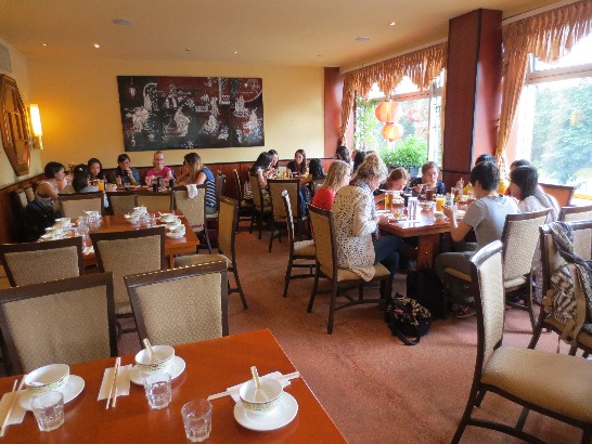 駐慕尼黑辦事處鄭處長兆元於102年7月4日以簡餐宴請Seligenthal文科中學及文藻外語學院師生等乙行!