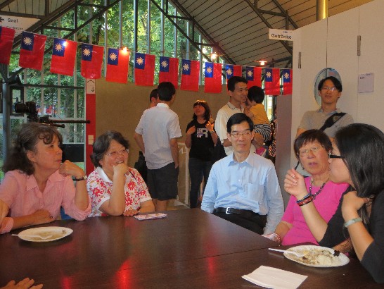 駐慕尼黑辦事處鄭處長兆元於102年7月8日出席我國交通大學交換學生假慕尼黑工業大學舉辦"台灣之夜"活動。