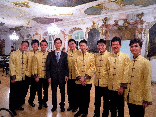 駐慕尼黑辦事處鄭處長兆元於102年8月11日應邀參加德國巴登伍騰堡邦青年音樂學院所舉辦2013年國際合唱節,並與我國拉縴人合唱團團員晤面!