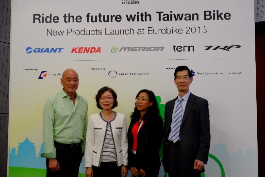 駐德國代表處陳大使華玉偕駐慕尼黑辦事處鄭處長兆元於102年8月29日出席"德國Eurobike展"台灣自行車精品記者會!