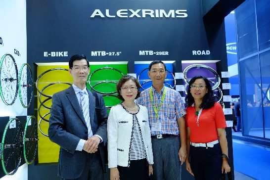 駐德國代表處陳大使華玉偕駐慕尼黑辦事處鄭處長兆元於102年8月29日出席"德國Eurobike展"台灣自行車精品記者會,並與我參展廠商合影留念!