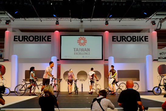 駐德國代表處陳大使華玉偕駐慕尼黑辦事處鄭處長兆元於102年8月29日出席"德國Eurobike展"台灣自行車精品發表會!