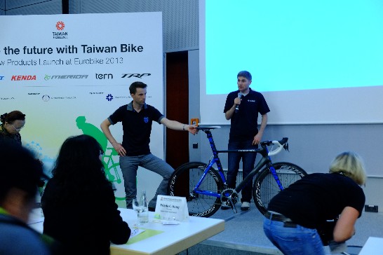 駐德國代表處陳大使華玉偕駐慕尼黑辦事處鄭處長兆元於102年8月29日出席"德國Eurobike展"台灣自行車精品記者會!