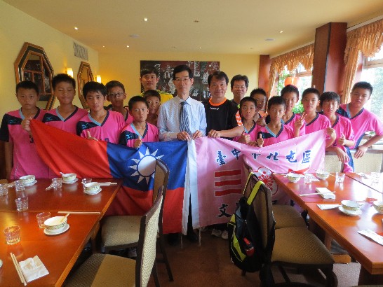 駐慕尼黑辦事處鄭處長兆元於102年7月15日接見榮獲手球冠軍之台中市文昌國小師生等乙行!