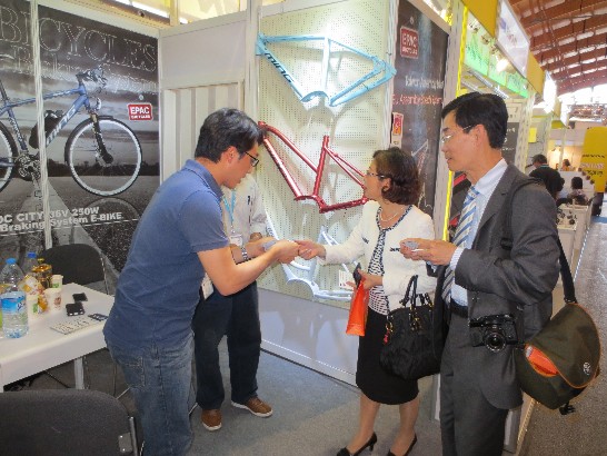 駐德國代表處陳大使華玉偕駐慕尼黑辦事處鄭處長兆元於102年8月29日出席"德國Eurobike展"台灣自行車精品記者會,並於會後探訪我參展廠商!