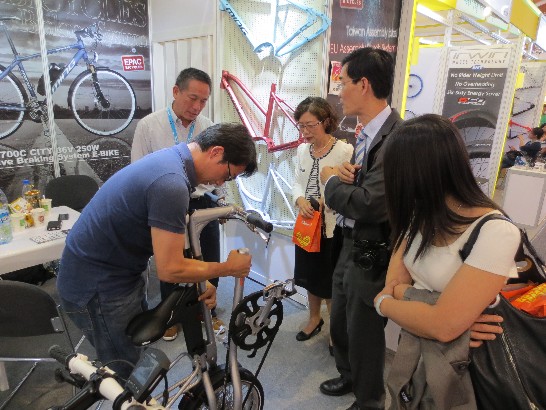 駐德國代表處陳大使華玉偕駐慕尼黑辦事處鄭處長兆元於102年8月29日出席"德國Eurobike展"台灣自行車精品記者會,並於會後探訪我參展廠商!