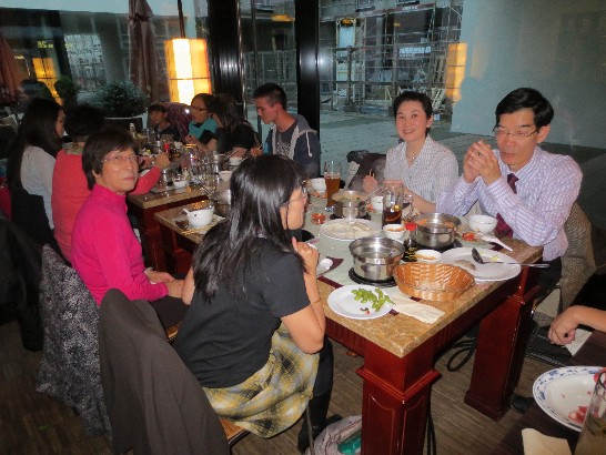 駐慕尼黑辦事處鄭處長兆元夫婦於102年9月21日宴請慕尼黑中文學校教師及理事等乙行!