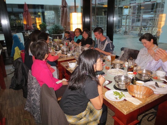 駐慕尼黑辦事處鄭處長兆元夫婦於102年9月21日宴請慕尼黑中文學校教師及理事等乙行!