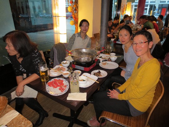 駐慕尼黑辦事處鄭處長兆元夫婦於102年9月21日宴請慕尼黑中文學校教師及理事等乙行!