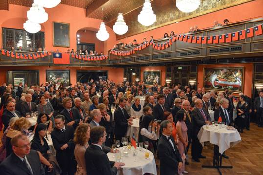 駐慕尼黑辦事處處於2014年10月9日晚6時30分在慕尼黑「藝術之家」（Künstlerhaus）舉辦慶祝中華民國103年國慶酒會，並邀請到台灣貝爾蘭德樂團前來演出台灣原住民音樂，增添會場歡愉氣氛。出席貴賓計有德國政、學、法及商界人士，駐慕尼黑領事團成員及義大利總領事及以色列總領事等要員，加上我旅德僑胞共計約300人參加，場面熱烈，氣氛歡欣，歷時3小時。