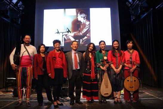 好海洋音樂暨表演藝術推廣協會於10月10日晚間在慕尼黑音樂廳舉辦「原鄉之歌」音樂會，慶祝中華民國103年國慶，本處張處長維達夫婦及全體同仁均到場聆聽。本次音樂會由台灣音樂大師李泰祥之女李若菱率所屬「貝爾藍德樂團」演出原創的台灣特色音樂，素材架構取自阿美族和排灣族童謠與民謠，以吟唱、半即興的方式，融合世界音樂和民族唱法，搭配中西樂器的小型室內樂演出，其間並穿插李泰祥創作原曲及改編曲，意味台灣原住民創作文化的傳承。