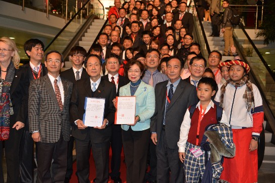 駐德國陳大使華玉偕駐慕尼黑辦事處張總領事維達赴展場探視我參展攤位