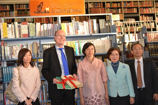 駐德國代表處陳大使華玉、教育組翁組長勤瑛、本處張總領事維達及僑領代表全程出席觀禮，陳大使並應邀致詞。