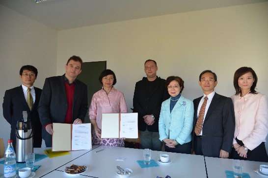 駐德國代表處陳大使華玉、教育組翁組長勤瑛、本處張總領事維達及僑領代表全程出席觀禮，陳大使並應邀致詞。