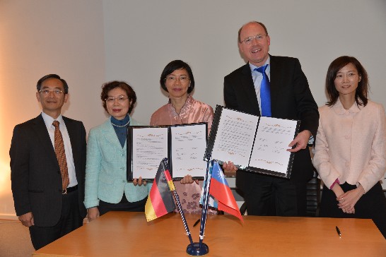 駐德國代表處陳大使華玉、教育組翁組長勤瑛、本處張總領事維達及僑領代表全程出席觀禮，陳大使並應邀致詞。