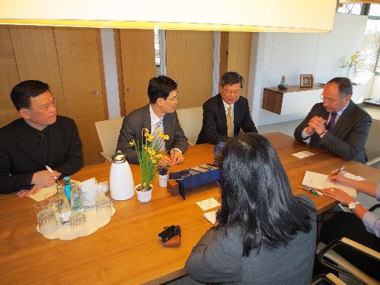 駐慕尼黑辦事處鄭處長兆元於103年3月27日陪同新北市許副市長志堅等乙行訪團拜會史坦堡縣縣長Karl Roth!