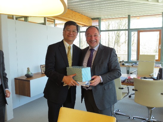 駐慕尼黑辦事處鄭處長兆元於103年3月27日陪同新北市許副市長志堅等乙行訪團拜會史坦堡縣縣長Karl Roth!
