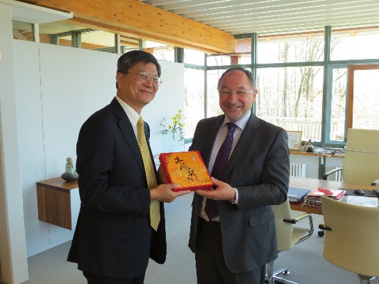 駐慕尼黑辦事處鄭處長兆元於103年3月27日陪同新北市許副市長志堅等乙行訪團拜會史坦堡縣縣長Karl Roth!