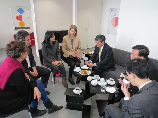 駐慕尼黑辦事處鄭處長兆元於103年3月28日陪同新北市許副市長志堅等乙行訪團拜會慕尼黑市工業暨圖案設計收藏館館長Dr. Corinna Roesner!