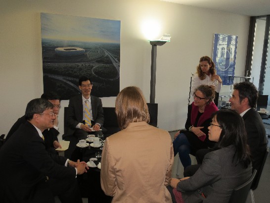 駐慕尼黑辦事處鄭處長兆元於103年3月28日陪同新北市許副市長志堅等乙行訪團拜會慕尼黑市工業暨圖案設計收藏館館長Dr. Corinna Roesner!